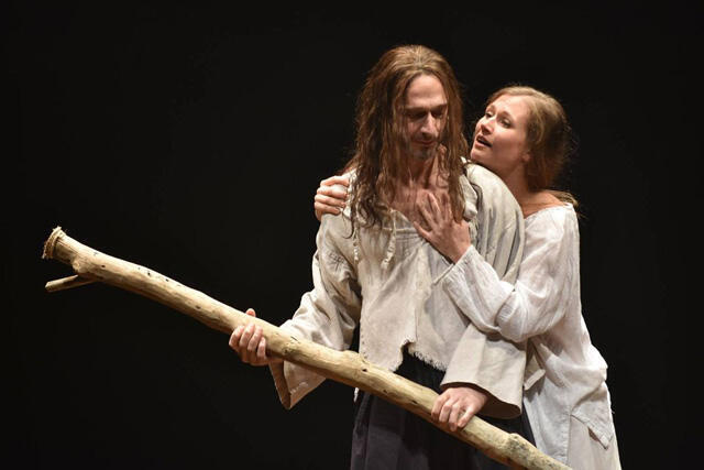 Сцена из спектакля "Раб". Фото: Сергей Демьянчук (Сцена из спектакля "Раб". Фото: Сергей Демьянчук) Сцена из спектакля "Раб". Фото: Сергей Демьянчук