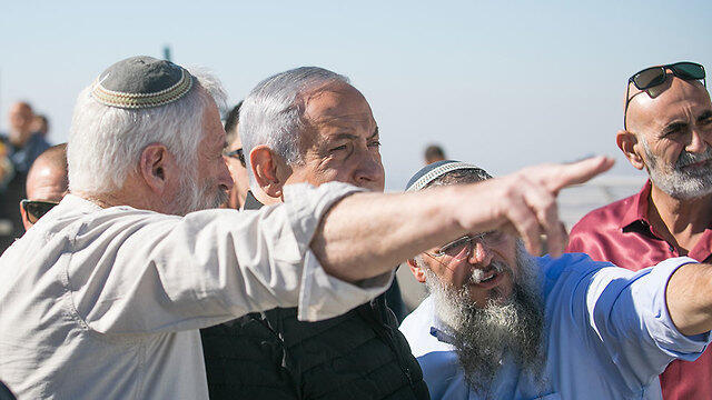 Benjamin Netanyahu meets with settler leaders in the West Bank