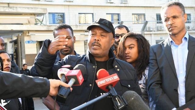 Ворка Така у здания министерства юстиции в Иерусалиме. Фото: Рафи Коц