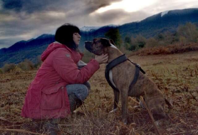 Элиза Пиларски с одной из своих собак. Фото: фейсбук (Элиза Пиларски. Фото: фейсбук) Элиза Пиларски с одной из своих собак. Фото: фейсбук