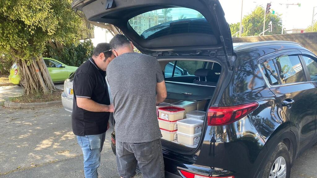 Машина с салатами. Фото: пресс-служба мэрии Холона (Фото: пресс-служба мэрии Холона) Машина с салатами. Фото: пресс-служба мэрии Холона