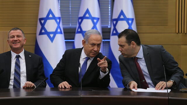 Юлий Эдельштейн, Биньямин Нетаниягу и Мики Зоар на заседании правого блока. Фото: Алекс Коломойский