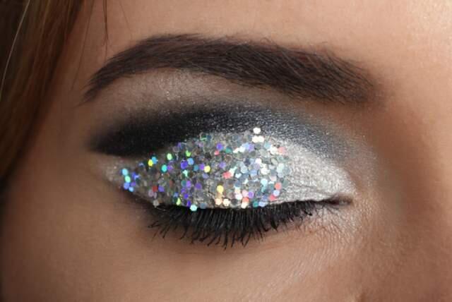 Глиттер и smoky eyes - сочетаем умело. Фото: shutterstock