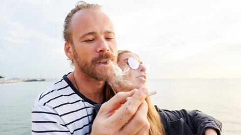 גבר מעשן ג'וינט