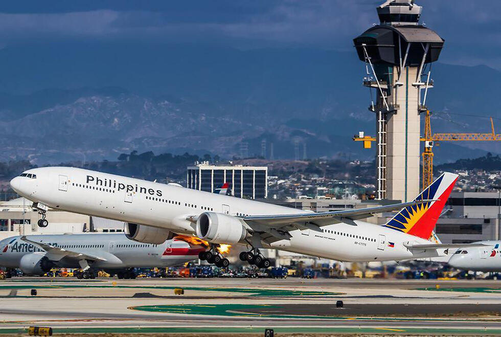 Самолет с горящим двигателем. Фото: Йохай Моси (צילום: יוחאי מוסי) Самолет с горящим двигателем. Фото: Йохай Моси