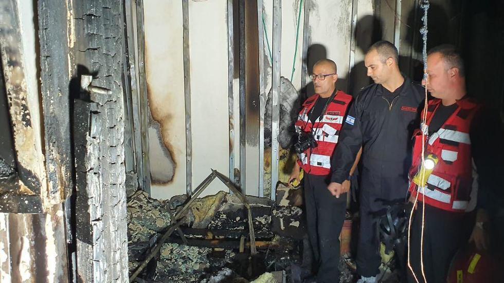 На месте пожара в Нетании. Фото: пресс-служба пожарной охраны (צילום: כבאות והצלה) На месте пожара в Нетании. Фото: пресс-служба пожарной охраны