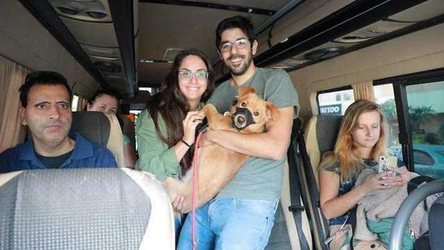 Пассажиры субботнего автобуса в Гуш-Дане. Фото: Дана Копель