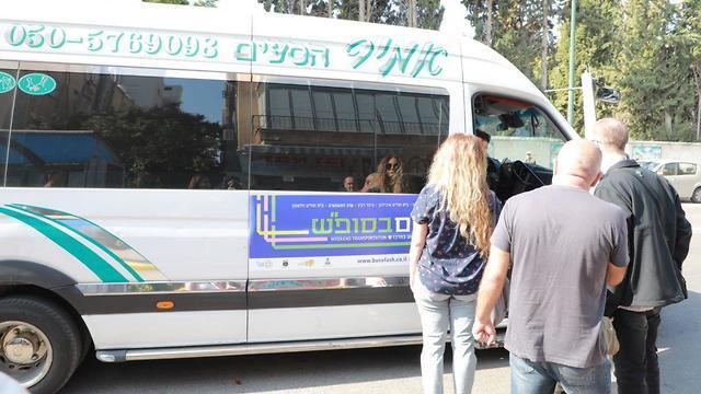 Автобус по субботам. Фото: Дана Копель (צילום: דנה קופל) Автобус по субботам. Фото: Дана Копель