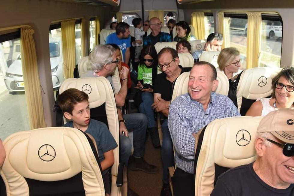 Мэр Тель-Авива Рон Хульдаи в одном из субботних автобусов. Фото: Кфир Сиван