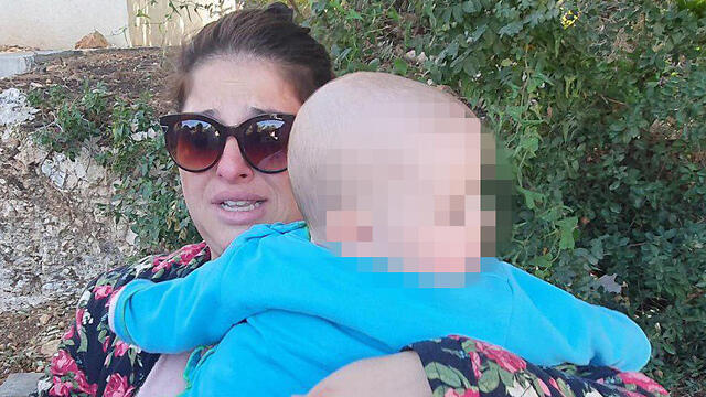 Марина прибежала забрать сына. Фото: Эльад Гершгорн (צילום: אלעד גרשגורן) Марина прибежала забрать сына. Фото: Эльад Гершгорн