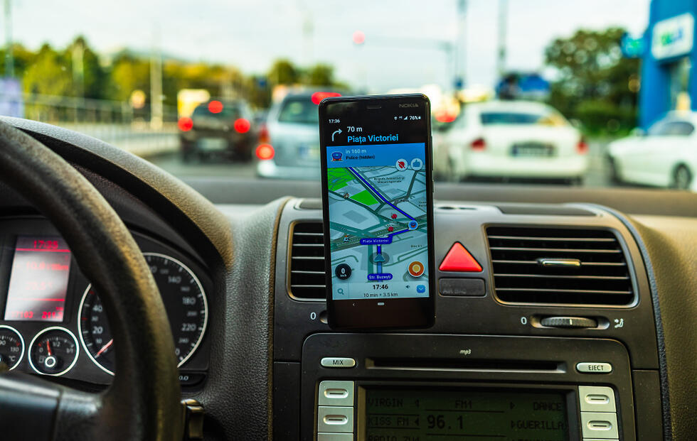 Навигатор WAZE в автомобиле. Фото: shutterstock