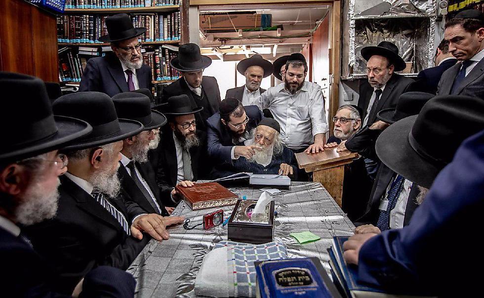 Раввин Каневский с религиозными авторитетами Европы. Фото: Эли Иткин (צילום: אלי איטקין) Раввин Каневский с религиозными авторитетами Европы. Фото: Эли Иткин