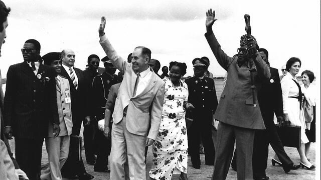 Диктатор Мобуту с израильским президентом Хаимом Герцогом в Конго (צילום: חנניה הרמן) Диктатор Мобуту с израильским президентом Хаимом Герцогом в Конго