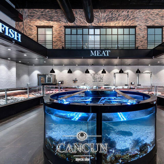 В центре магазина - аквариум со свежей рыбой (Фото: пресс-служба) В центре магазина - аквариум со свежей рыбой