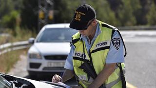 אילוס אילוסטרציה חלוקת דוחות דו"ח  משטרה משטרת תנועה