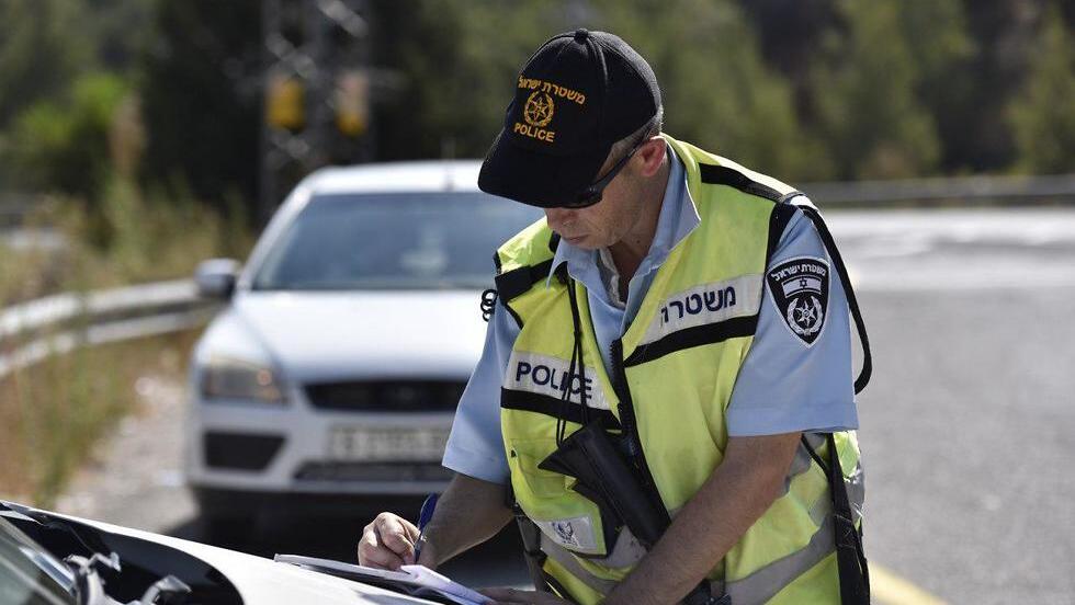 אילוס אילוסטרציה חלוקת דוחות דו"ח  משטרה משטרת תנועה