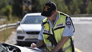 אילוס אילוסטרציה חלוקת דוחות דו"ח  משטרה משטרת תנועה