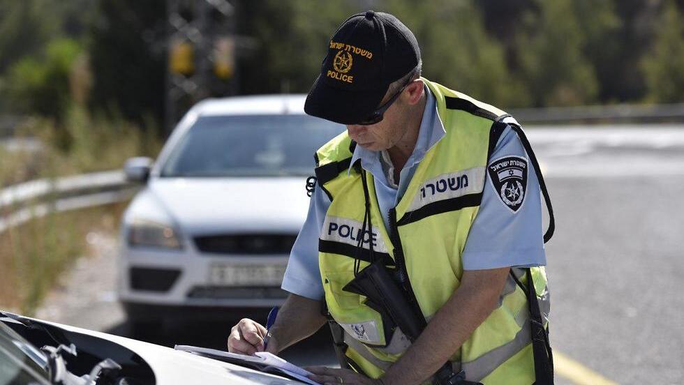 אילוס אילוסטרציה חלוקת דוחות דו"ח  משטרה משטרת תנועה