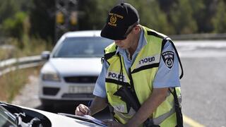 אילוס אילוסטרציה חלוקת דוחות דו"ח  משטרה משטרת תנועה