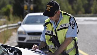אילוס אילוסטרציה חלוקת דוחות דו"ח  משטרה משטרת תנועה
