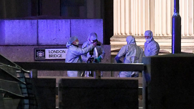 Криминалисты на месте теракта. Фото: EPA (צילום: EPA) Криминалисты на месте теракта. Фото: EPA