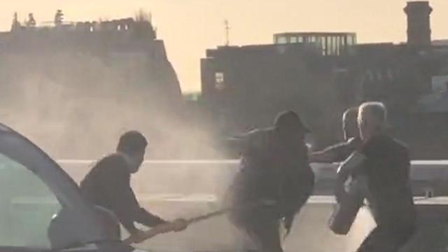 Борьба прохожих с террористом