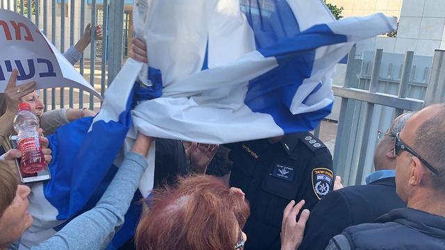 Правые активисты против Ахмеда Тиби nullnull Правые активисты против Ахмеда Тиби