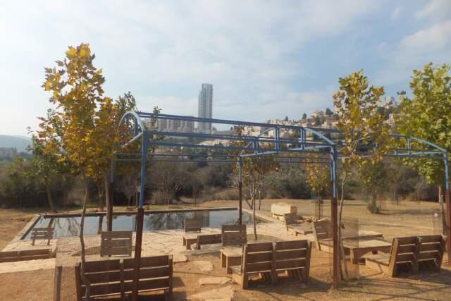 Парк обустроен скамейками и уголками для отдыха. Фото: Леон Левитас