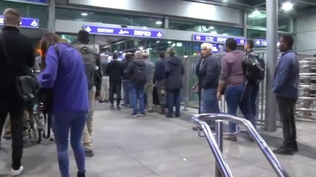 Очередь на железнодорожной станции. Фото: Амит Хубер