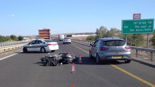 На месте аварии на шоссе № 40. Фото: пресс-служба полиции (צילום: דוברות המשטרה) На месте аварии на шоссе № 40. Фото: пресс-служба полиции