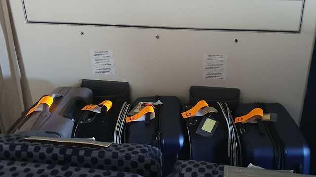 Чемоданы премьера. Фото: Итамар Айхнер