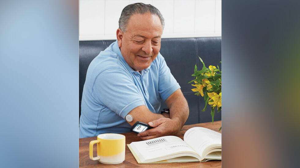 С системой FreeStyle Libre измерение глюкозы удобно и безболезненно. Фото: Abbott