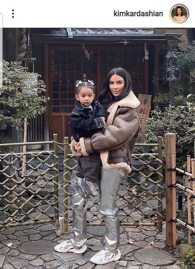 Ким Кардашьян в блестящих брюках. Фото: Instagram (Фото: Instagram) Ким Кардашьян в блестящих брюках. Фото: Instagram