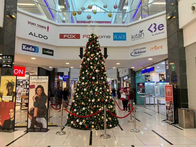 Новогодняя елка в торговом центре Бат-Яма. Фото: Коби Куанакс