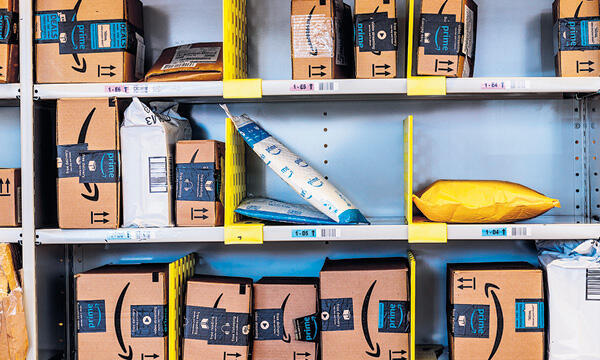 Посылки из магазина Amazon. Фото: shutterstock