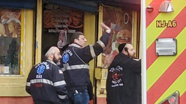 Парамедики на месте инцидента в Нью-Джерси