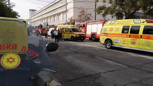 Парамедики и пожарные у горящего дома. Фото: оперативная съемка МАДА (צילום: תיעוד מבצעי מד"א) Парамедики и пожарные у горящего дома. Фото: оперативная съемка МАДА