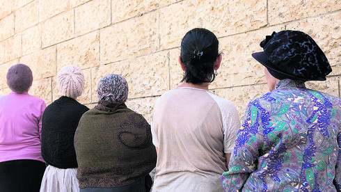 עגונות מפגינות בדרישה שמשרד המשפטים יסייע להן