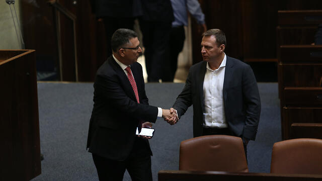 Гидеон Саар (Ликуд) и Константин Развозов (Кахоль-Лаван). Фото: Алекс Коломойский
