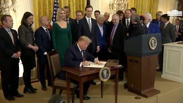 Дональд Трамп подписывает указ о евреяхnullnull Дональд Трамп подписывает указ о евреях