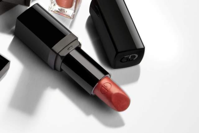 Нежная атласная помада увлажняет и смягчает губы, своим оттенком подчеркивая красоту образа