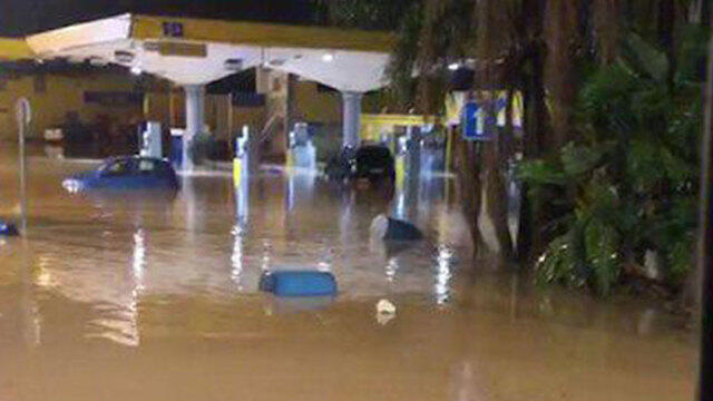 Заправка затоплена у въезда в Нешер. Фото: Служба спасения Северного округа ( צילום: דוברות כבאות והצלה מחוז חוף) Заправка затоплена у въезда в Нешер. Фото: Служба спасения Северного округа