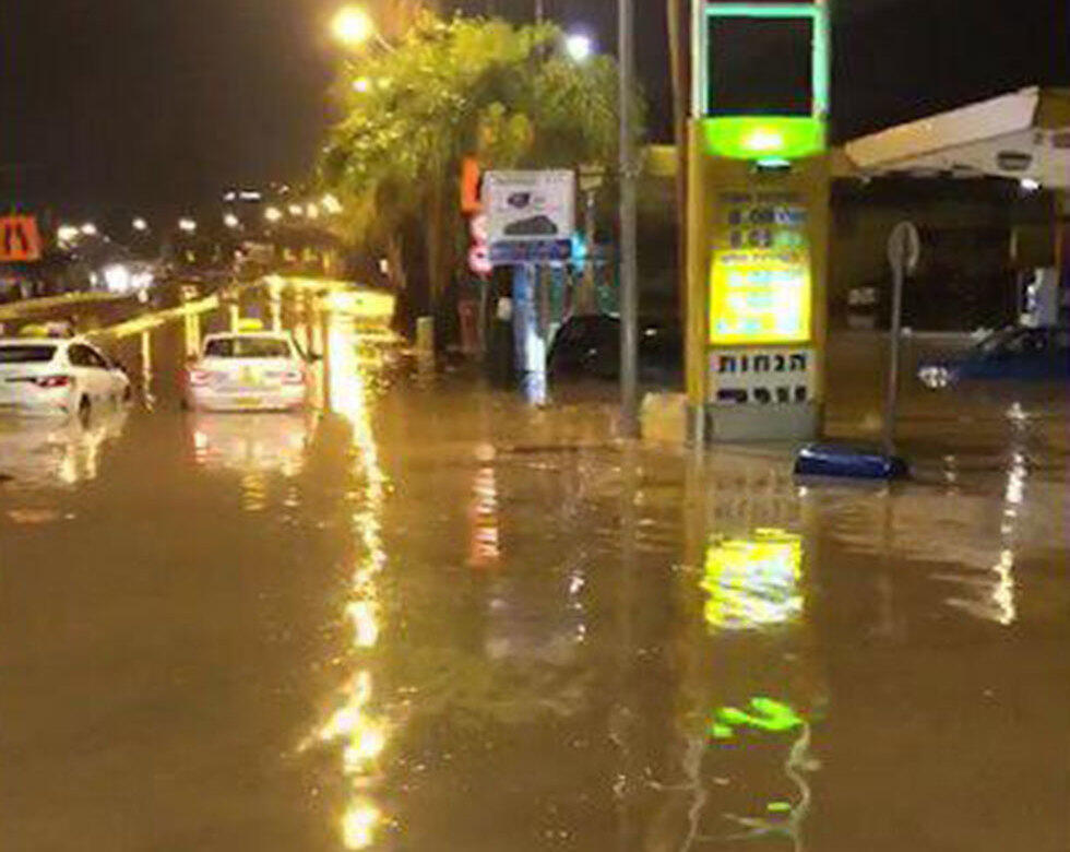 Затопления в Нешере ( צילום: דוברות כבאות והצלה מחוז חוף) Затопления в Нешере