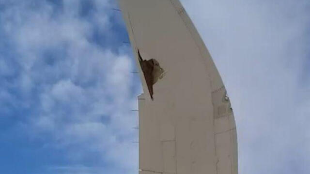 Поврежденное крыло самолетаnullnull Поврежденное крыло самолета