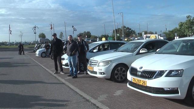 Акция протеста таксистов на шоссе № 1. Фото: Рафи Коц (צילום: ניצן דרור) Акция протеста таксистов на шоссе № 1. Фото: Рафи Коц