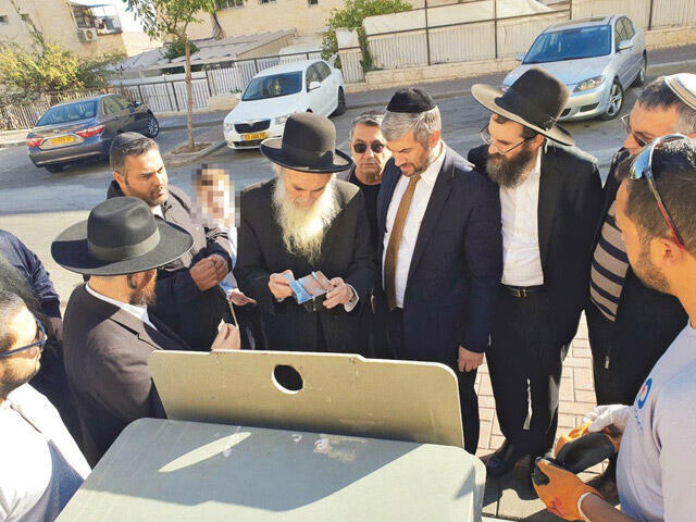 Раввины вручают удостоверение о кошерности системе опорожнения мусора. Фото: частный архив