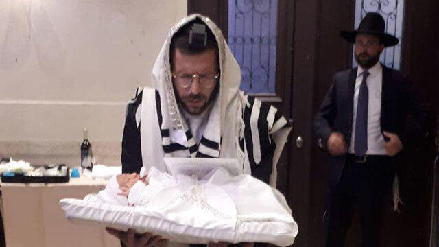 Ицик Вайс и новорожденный младенец на церемонии брит-милы. Фото: частный архивnullnull Ицик Вайс и новорожденный младенец на церемонии брит-милы. Фото: частный архив