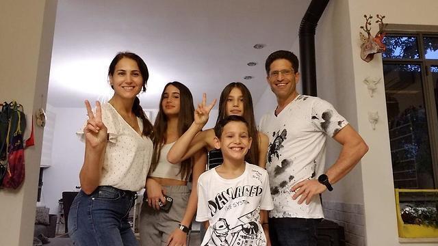 Томер Вайнштейн с женой и детьми