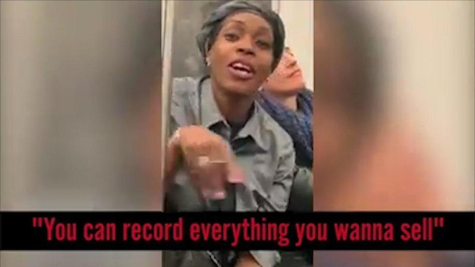 Афроамериканка, избившая Лихи Аарон. Фото: кадр из видеоnullnull Афроамериканка, избившая Лихи Аарон. Фото: кадр из видео