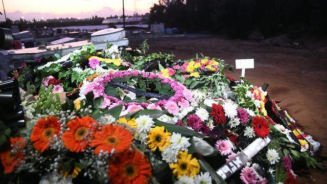 Цветы на могилах погибших в ДТП. Фото: Яир Саги